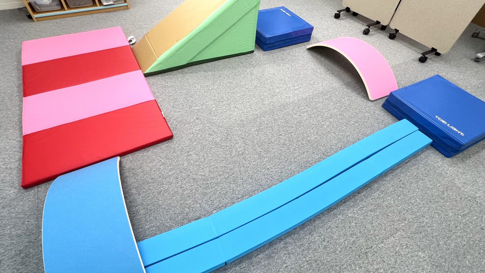 室内でも職員手作りの子どもの身体にあった滑り台やマットなどを組み立て、サーキット遊びなどを楽しみます。